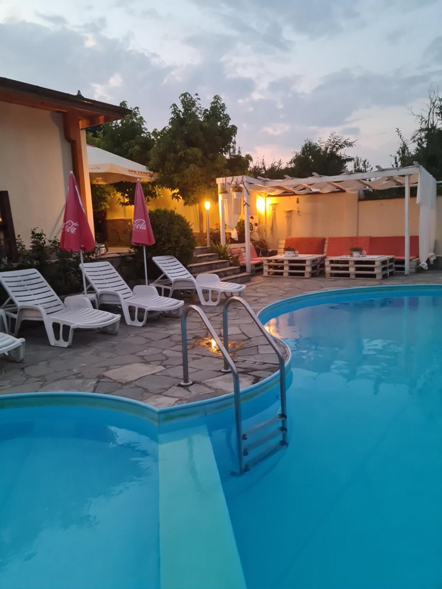 Family Hotel Komhotel Berkovitsa Exterior photo