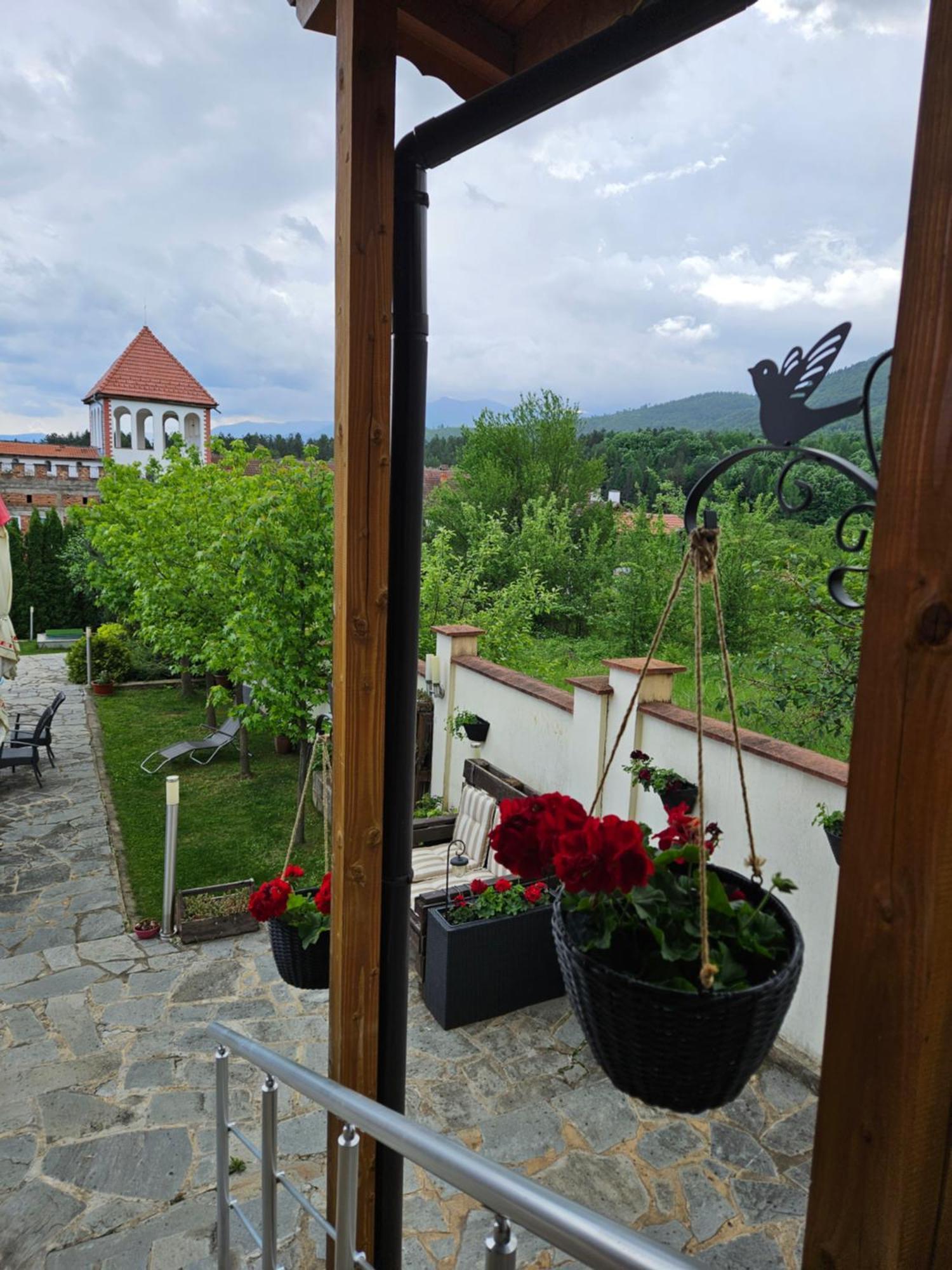 Family Hotel Komhotel Berkovitsa Exterior photo