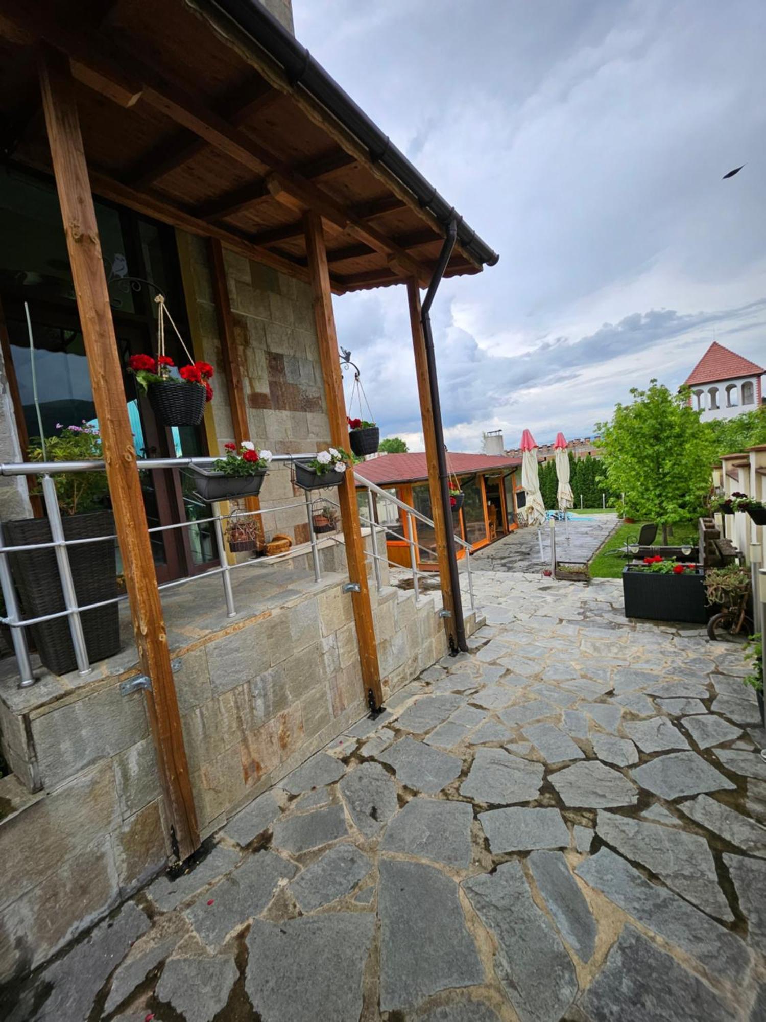 Family Hotel Komhotel Berkovitsa Exterior photo