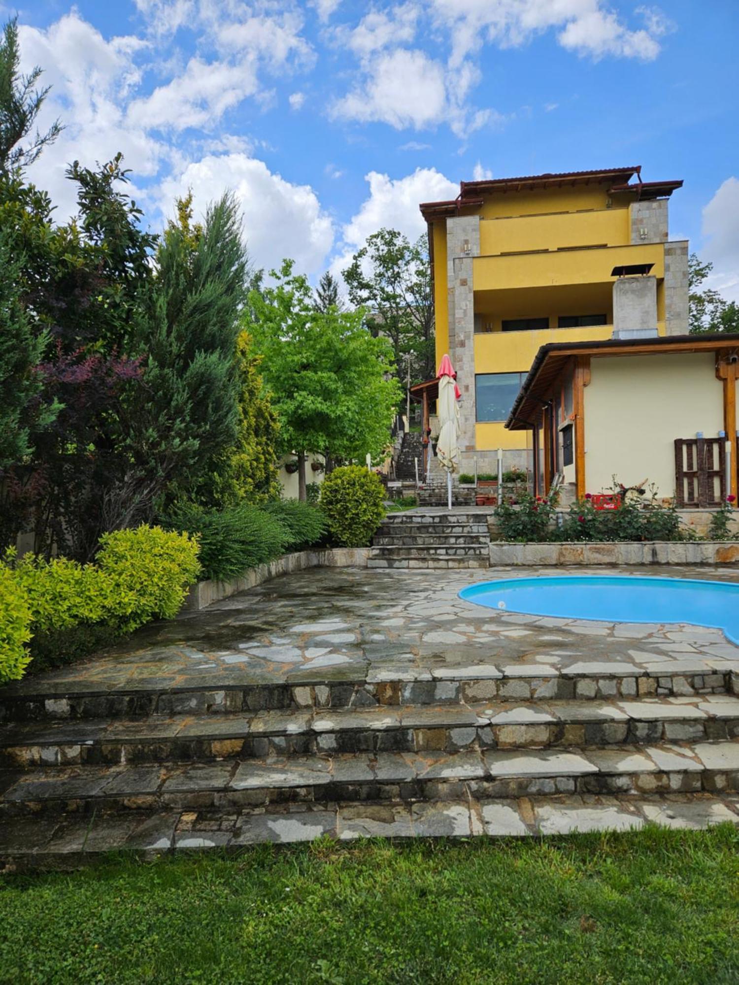 Family Hotel Komhotel Berkovitsa Exterior photo