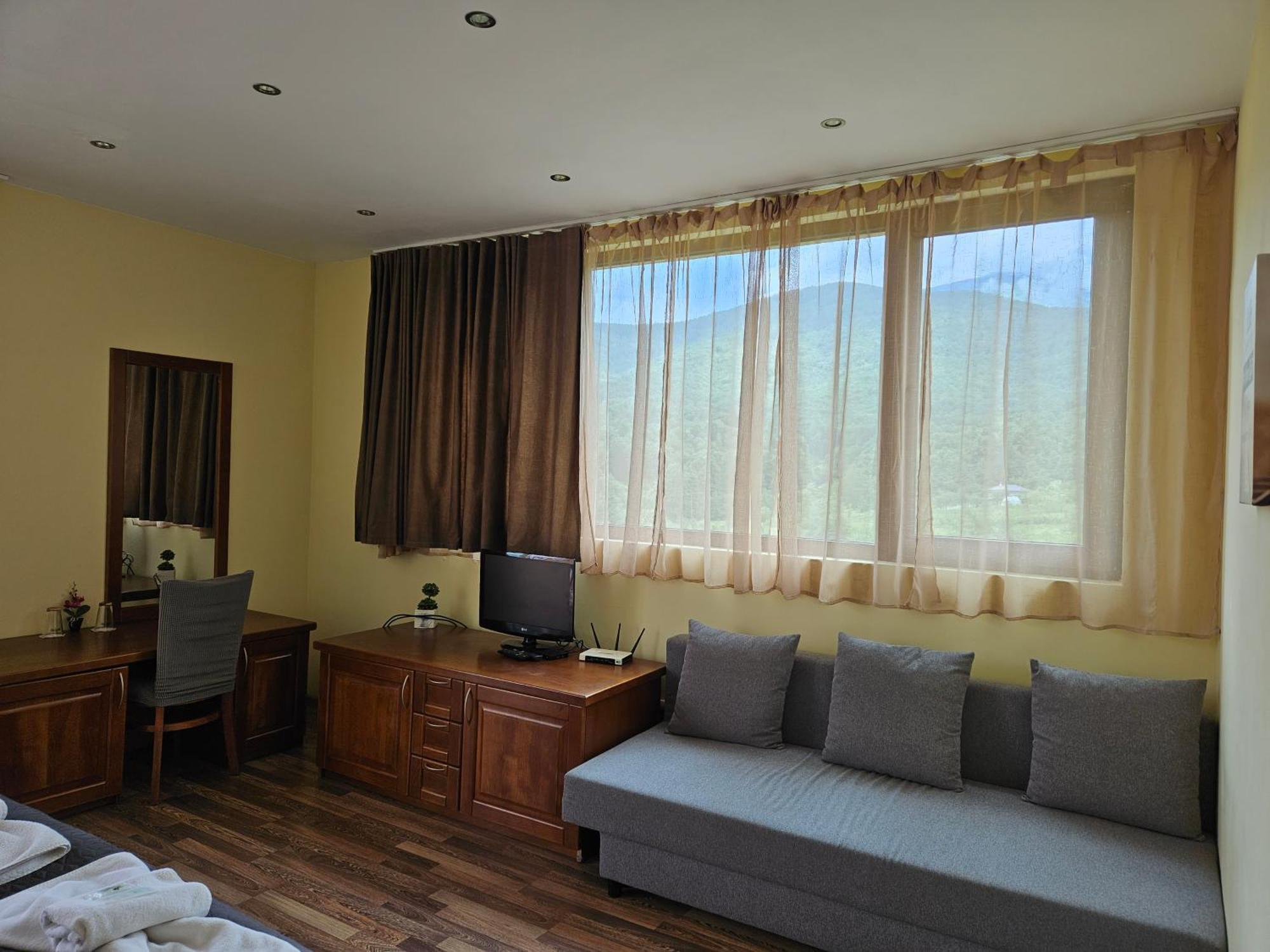 Family Hotel Komhotel Berkovitsa Exterior photo