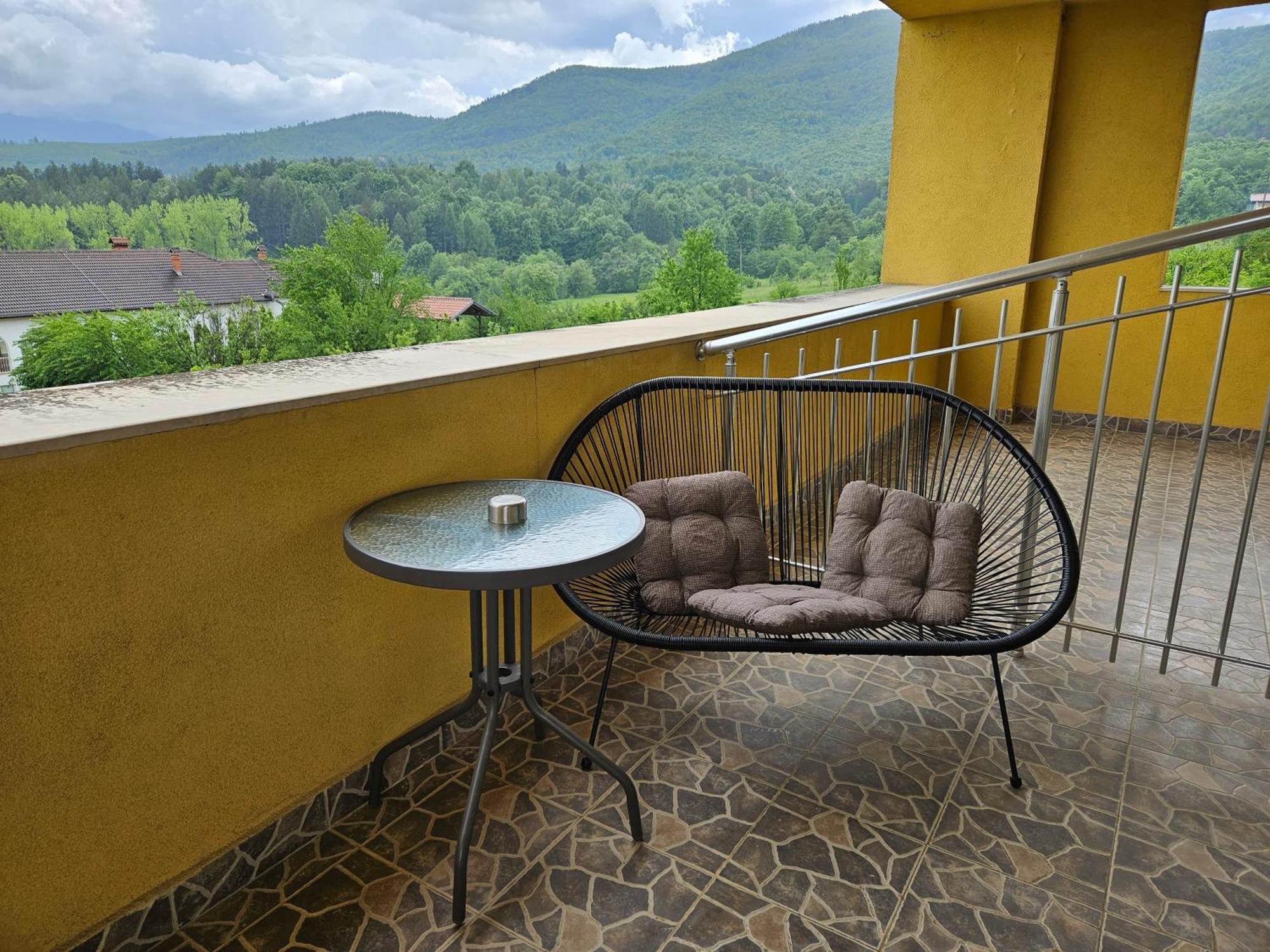 Family Hotel Komhotel Berkovitsa Exterior photo