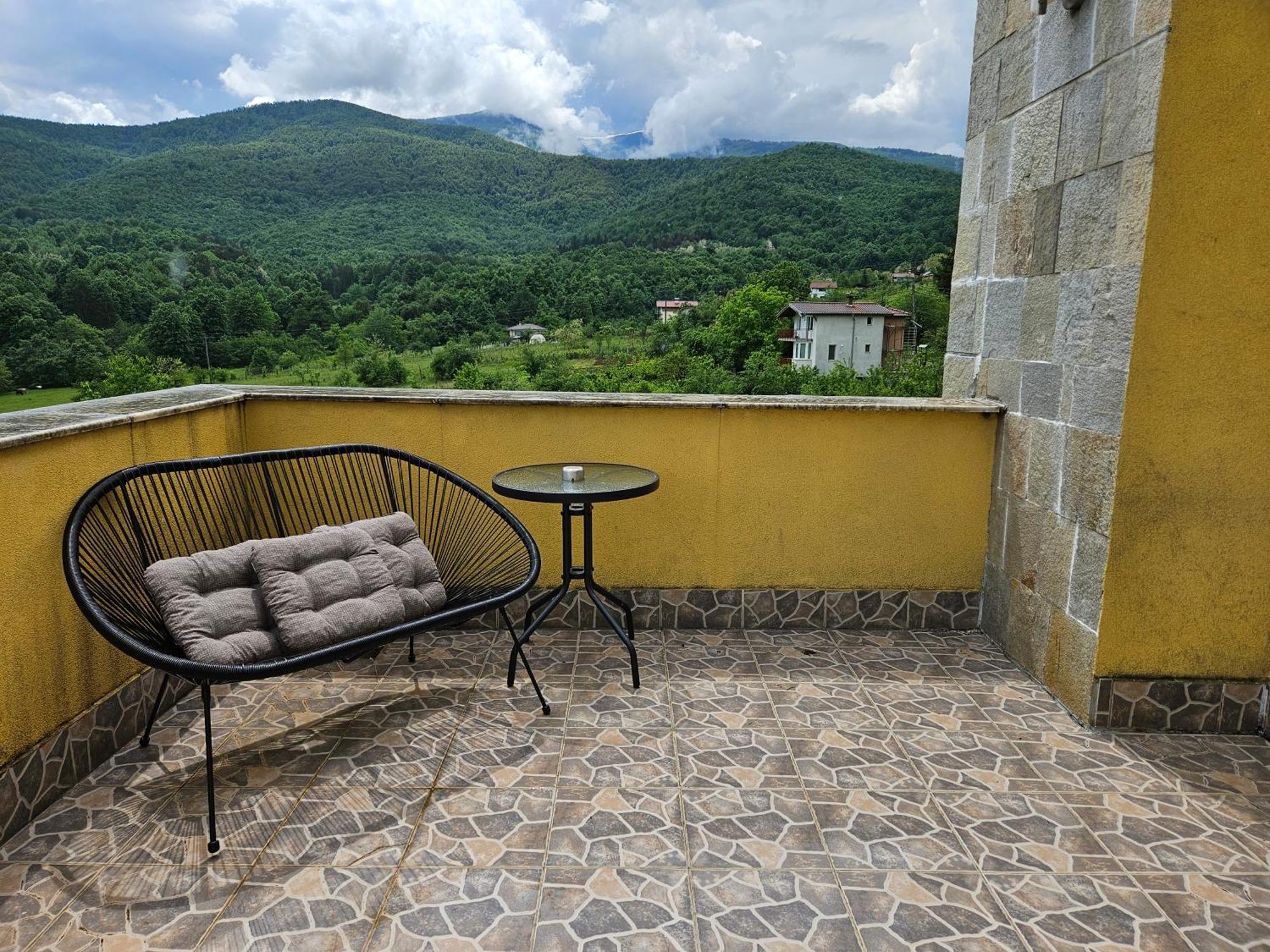Family Hotel Komhotel Berkovitsa Exterior photo